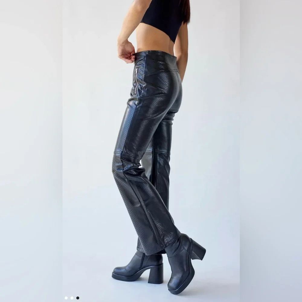 UO Urban Outfitters Alexa Faux Leather Moto Pants Size 6 - Picture 9 of 15